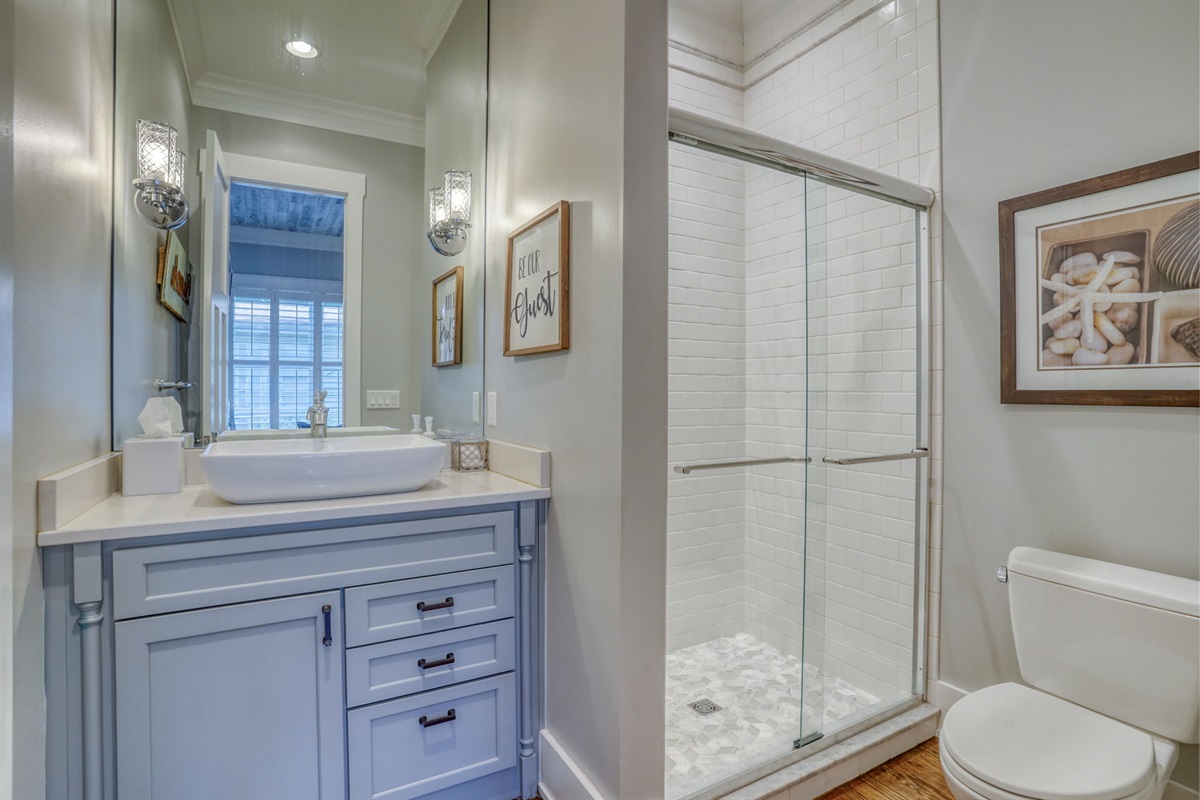 Private ensuite bath with walk-in shower