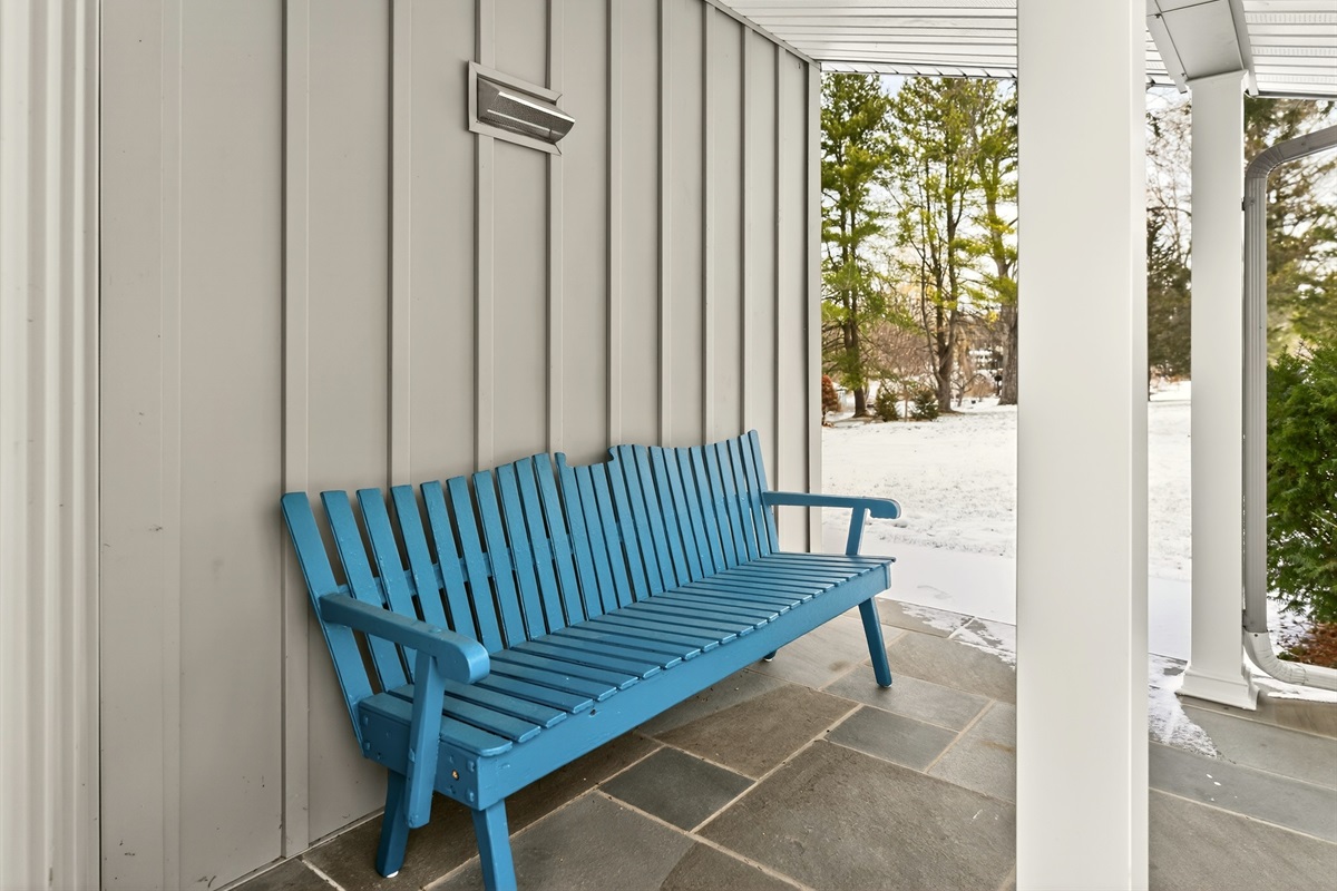 Sitting area off the back poarch