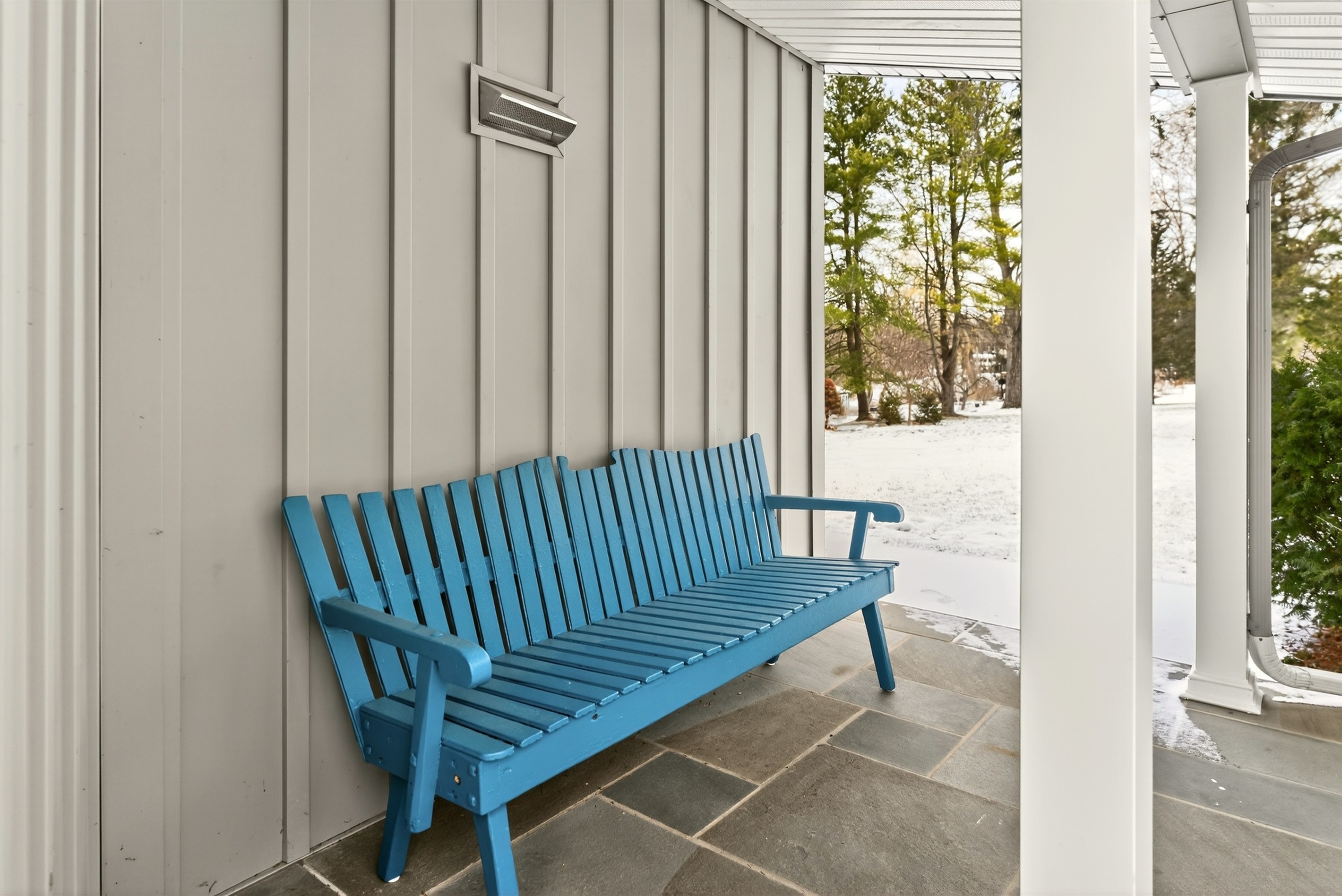 Sitting area off the back poarch