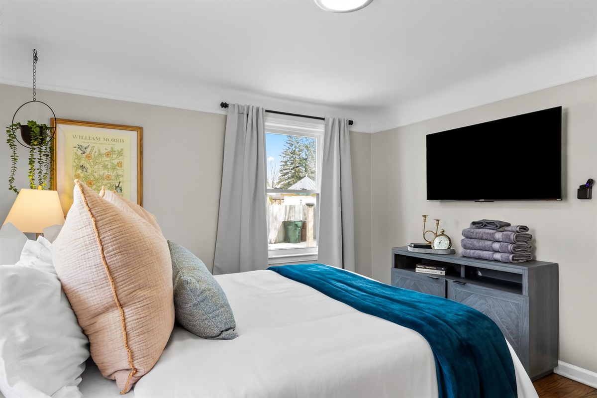 Queen Bed features luxury linens