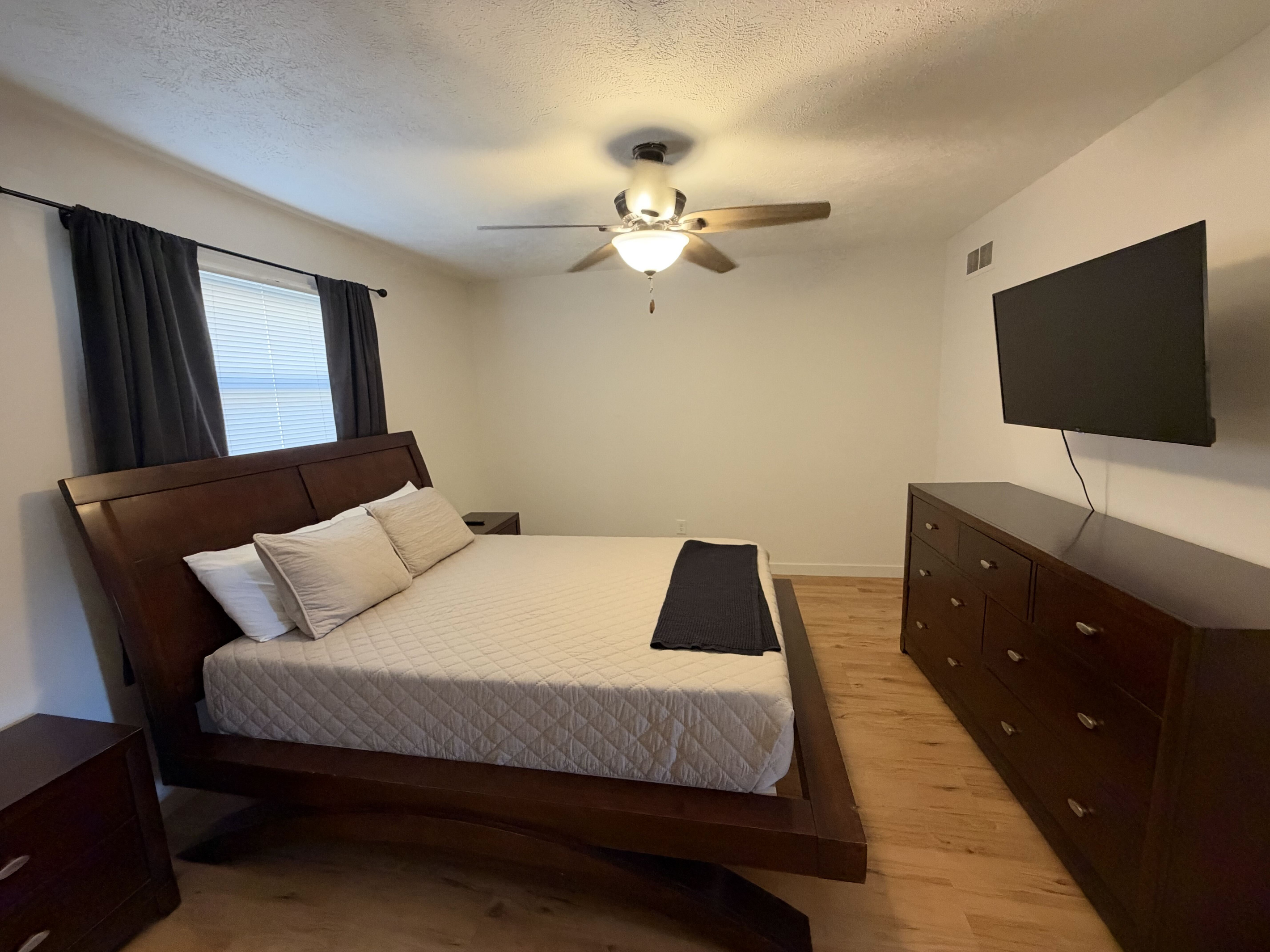 Queen bed w/ smart tv
