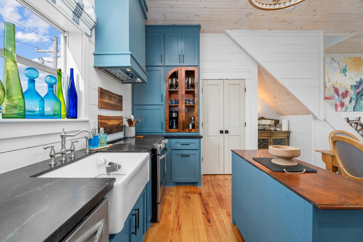 ebdf8ad09d9b4b05a5844930cbdcd5cf Large | Beachhouse | Texas | TX | Vacation Homes | Galveston | Crystal Beach | Kokomo | Breezy Days | Beachfront Elegance | Sunrise Serenity | Southern Sands Property Management, LLC