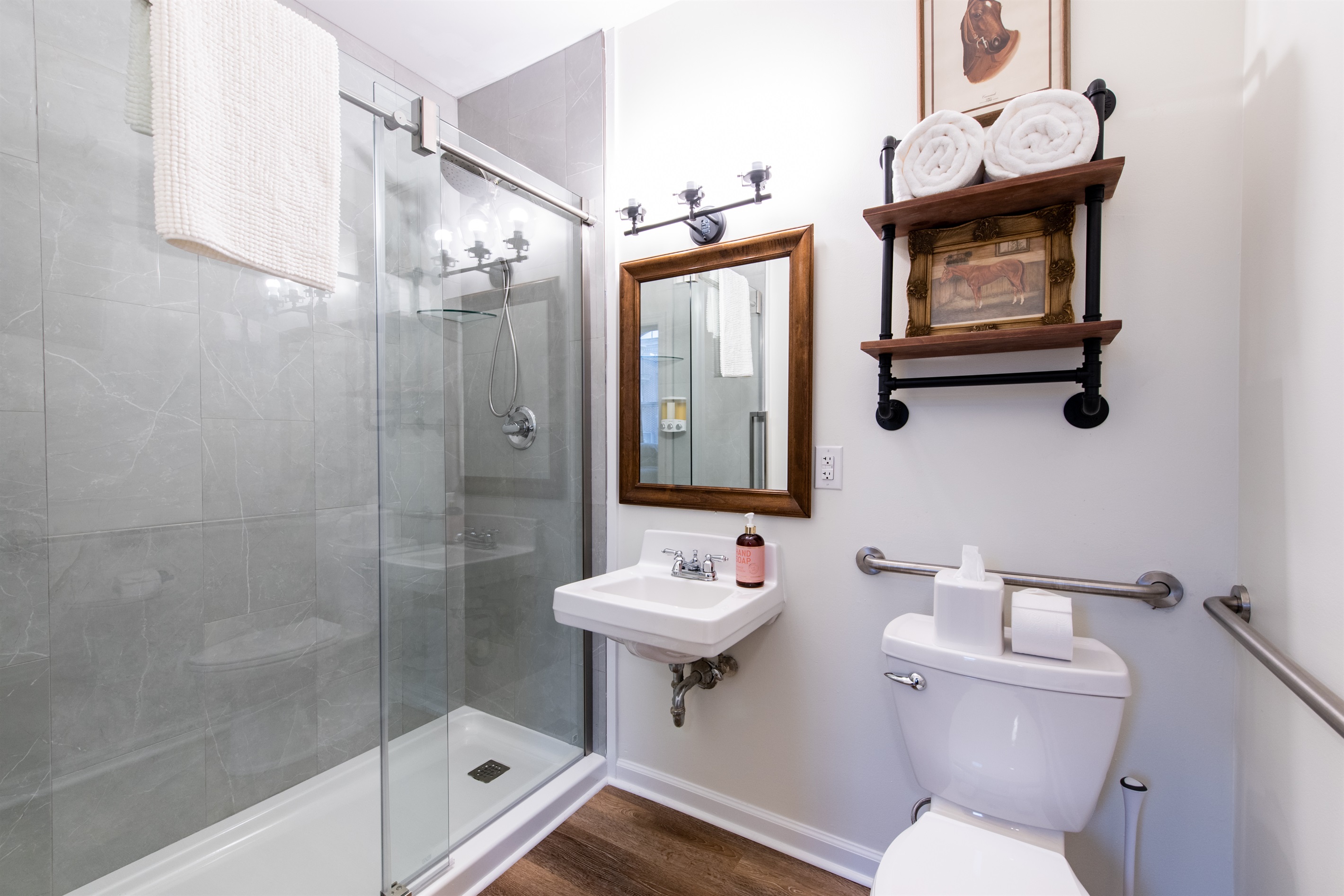 En-suite Full Bathroom