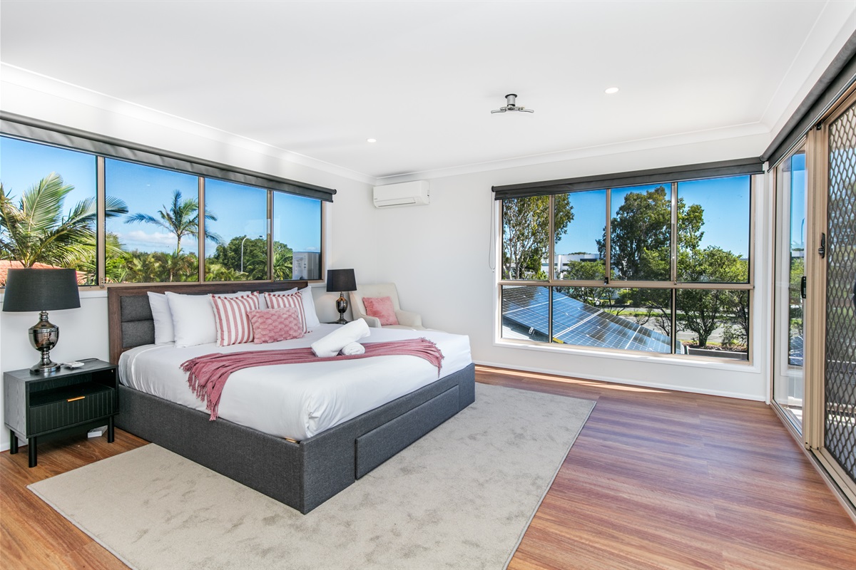 Bedroom 4 with ensuite - upper level