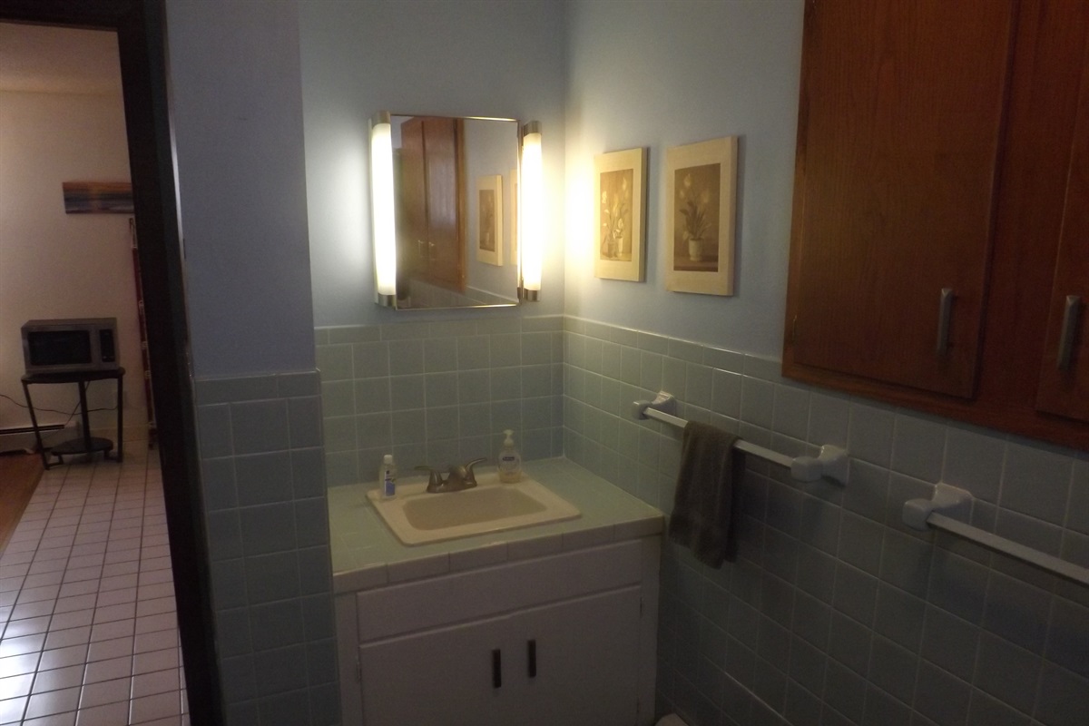 Full bathroom with tub/shower