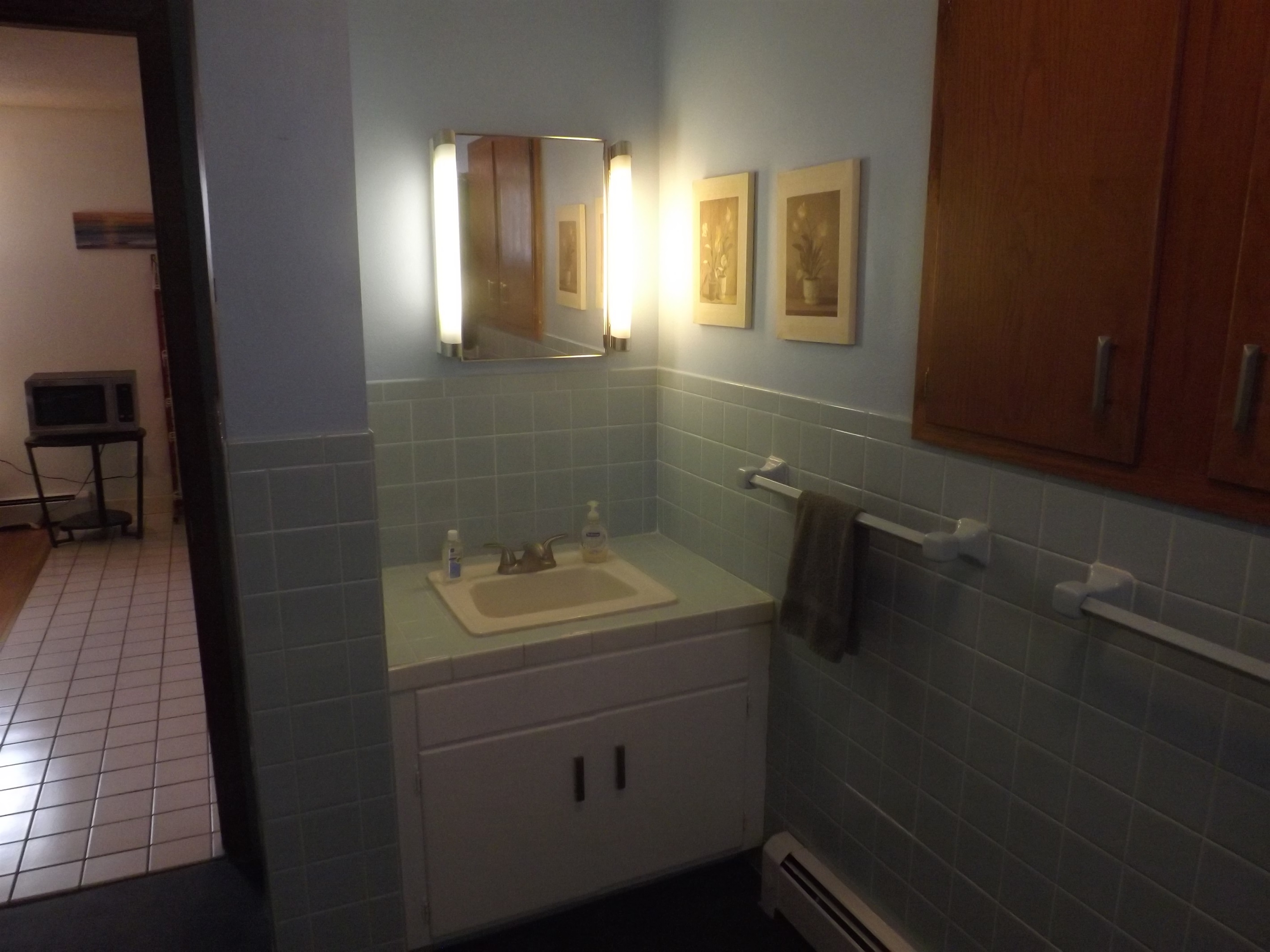 Full bathroom with tub/shower