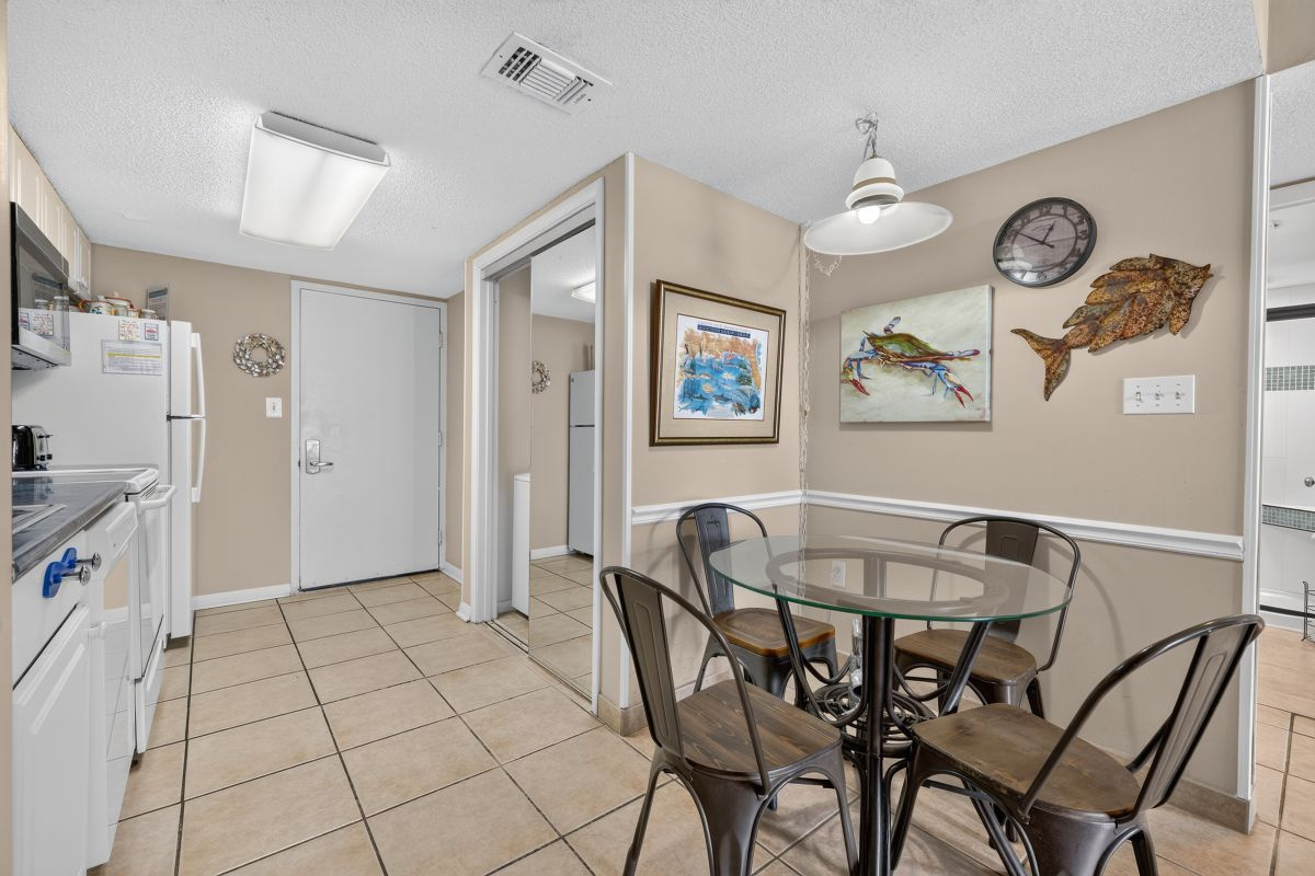Kitchen/Dining Area