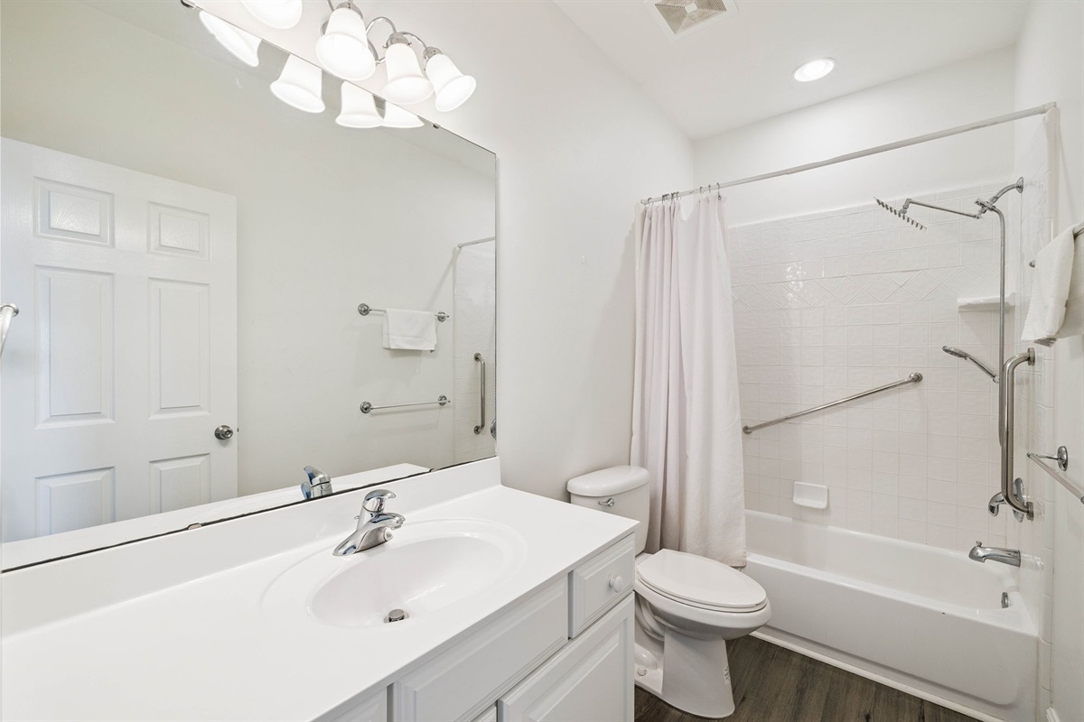 Queen Bedroom Bathroom