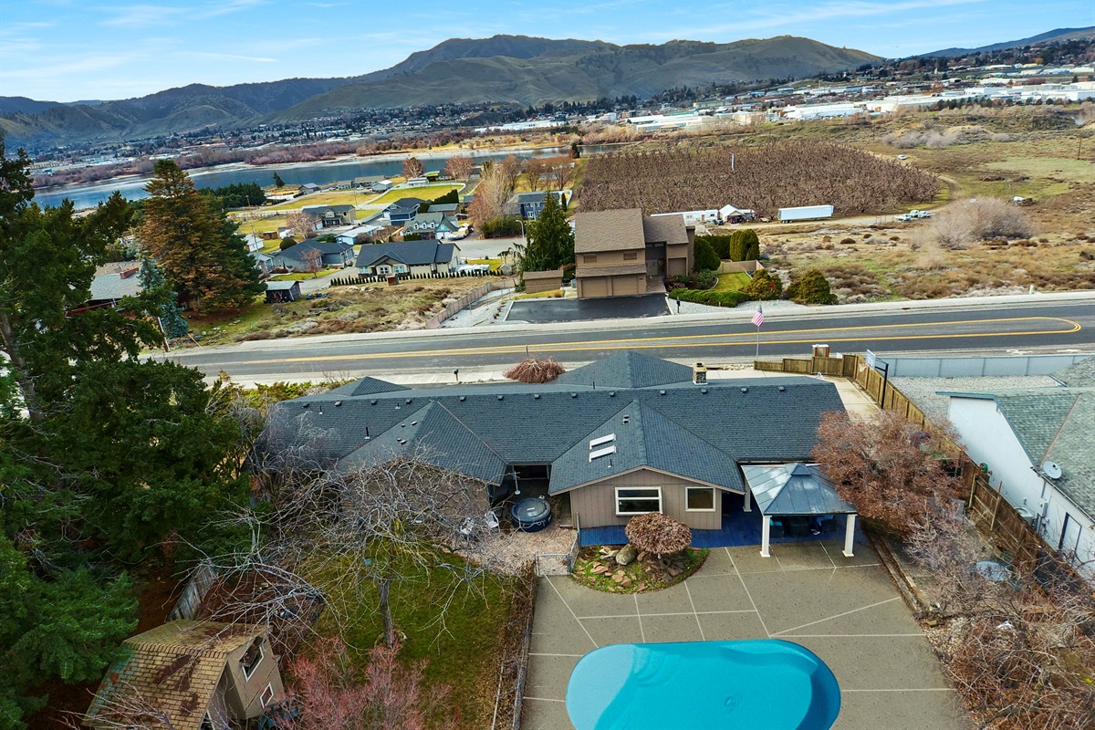 Enjoy the amazing views of the Columbia River, City views and Cascade Mountains.