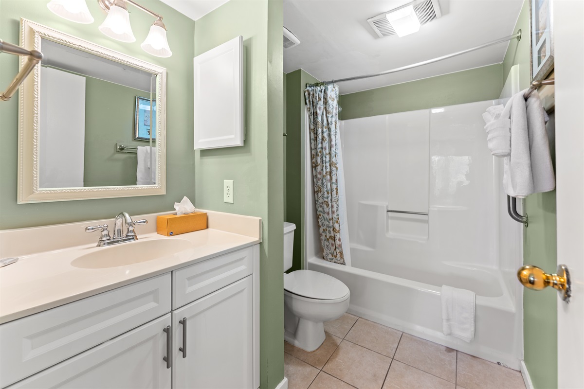Main ensuite with tub/shower combo