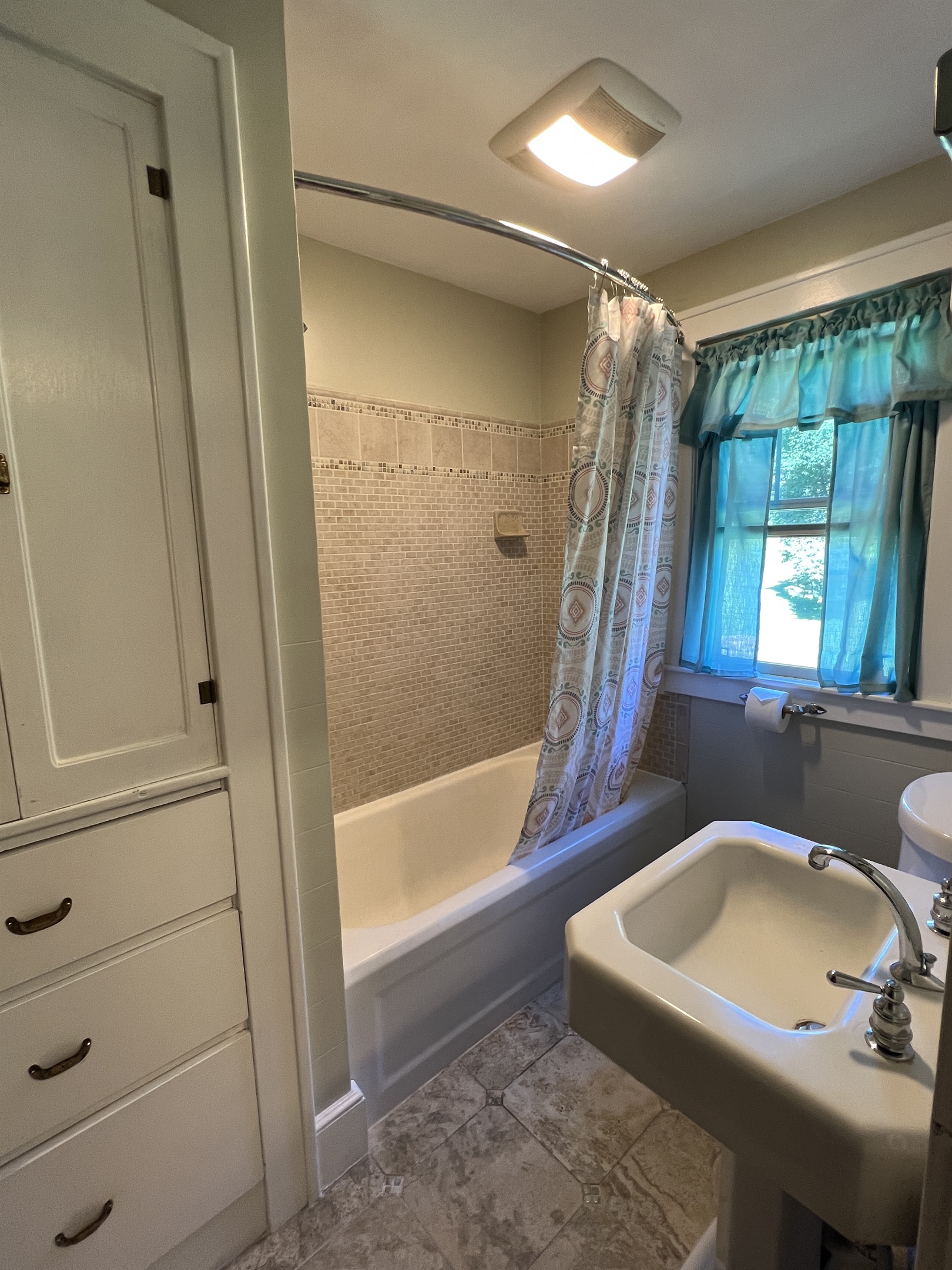 2nd floor bath w/ tub/shower