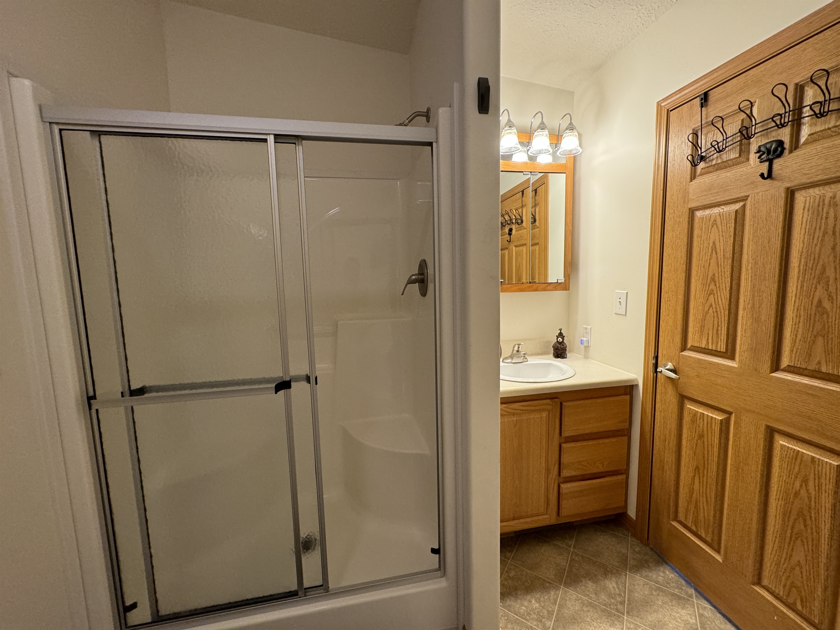 Ensuite bath off Queen bedroom