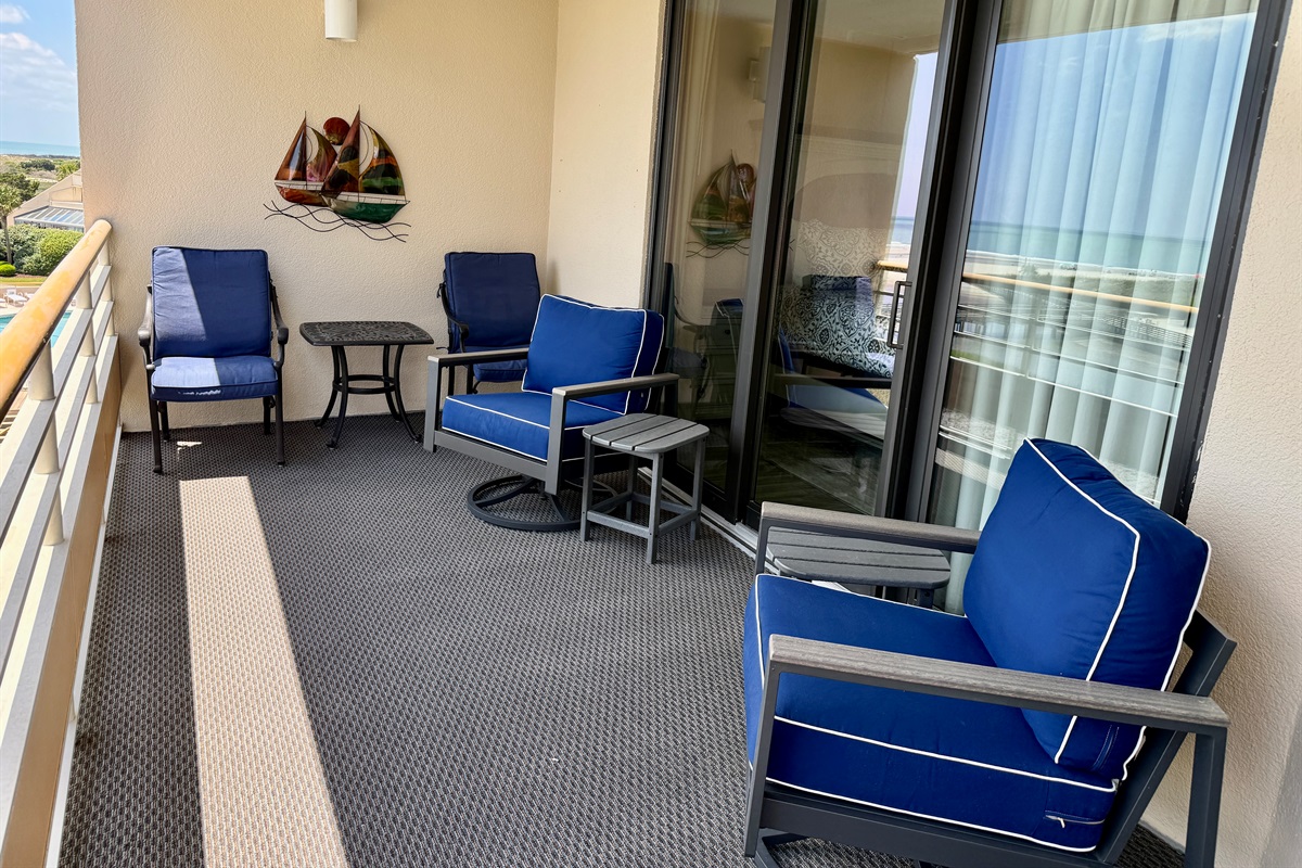 Large Balcony w/Four Chairs