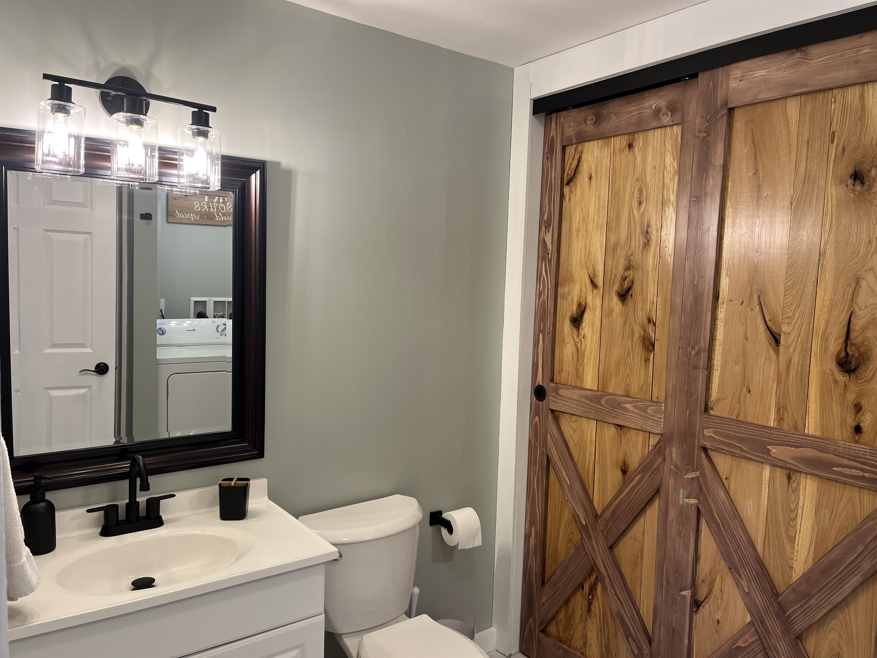 2nd bathroom, yup they built the barn doors too!