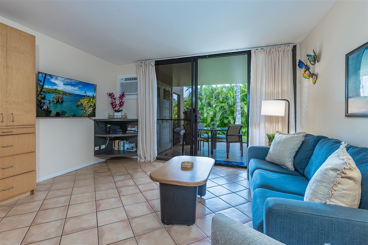Comfy living room with a tropical nirvana right outside!