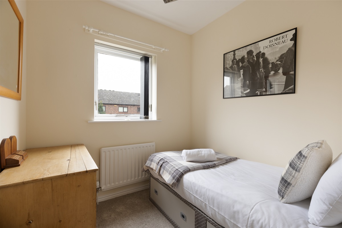 Bedroom with single bed