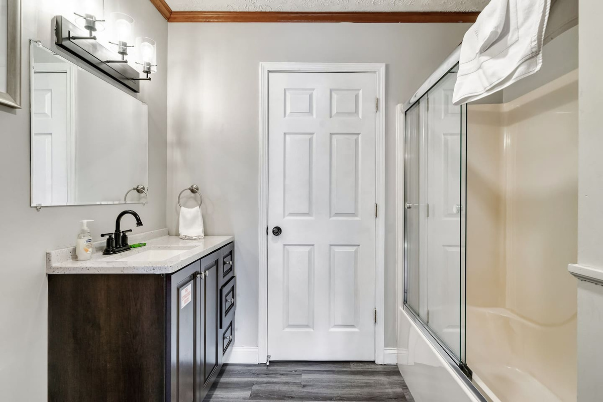 Ensuite bathroom - upstairs