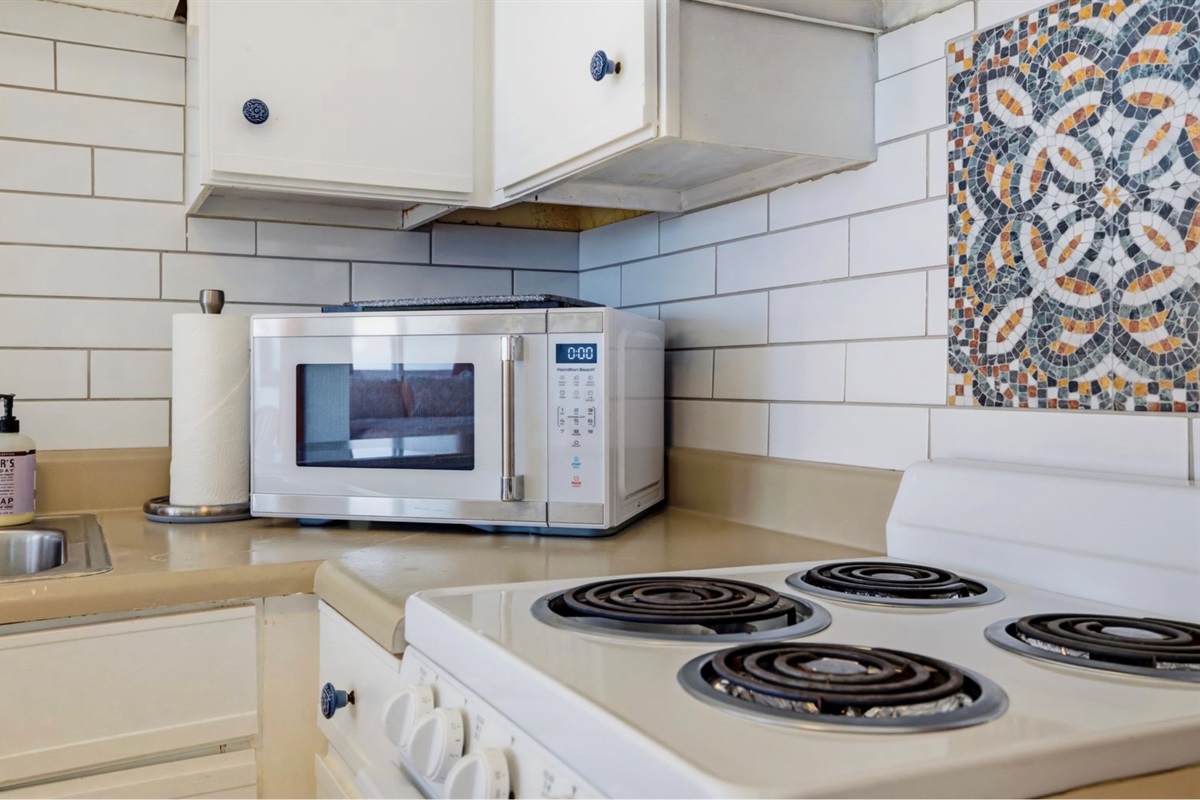 Clean, modern, and fully stocked, the kitchen blends everyday function with the same calm, elevated style found throughout the studio. ⭐