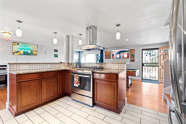 Gas Range / Fully Equipped Kitchen