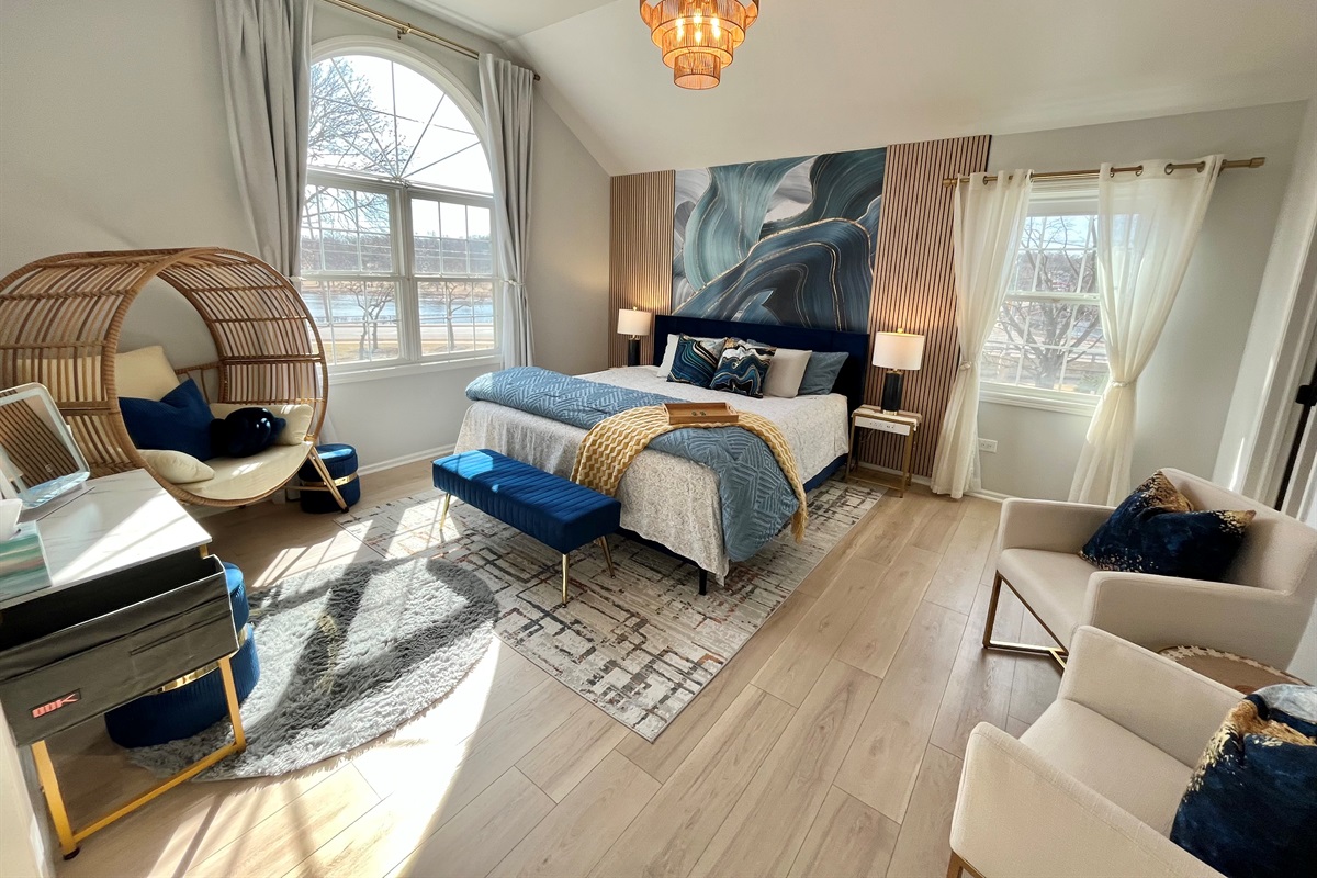 Beautiful master suite Fox River View,  cathedral ceiling and lots of natural light