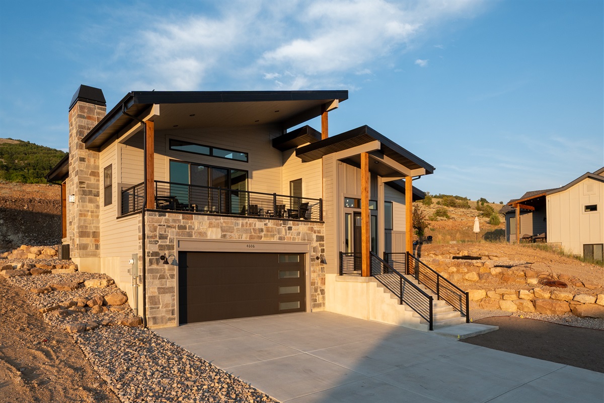 Eden Overlook – Where contemporary style meets mountain charm.