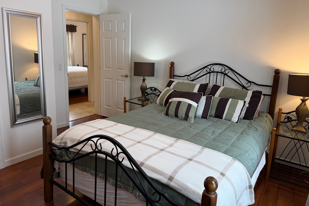 Queen bedroom #1 with SmartTV.