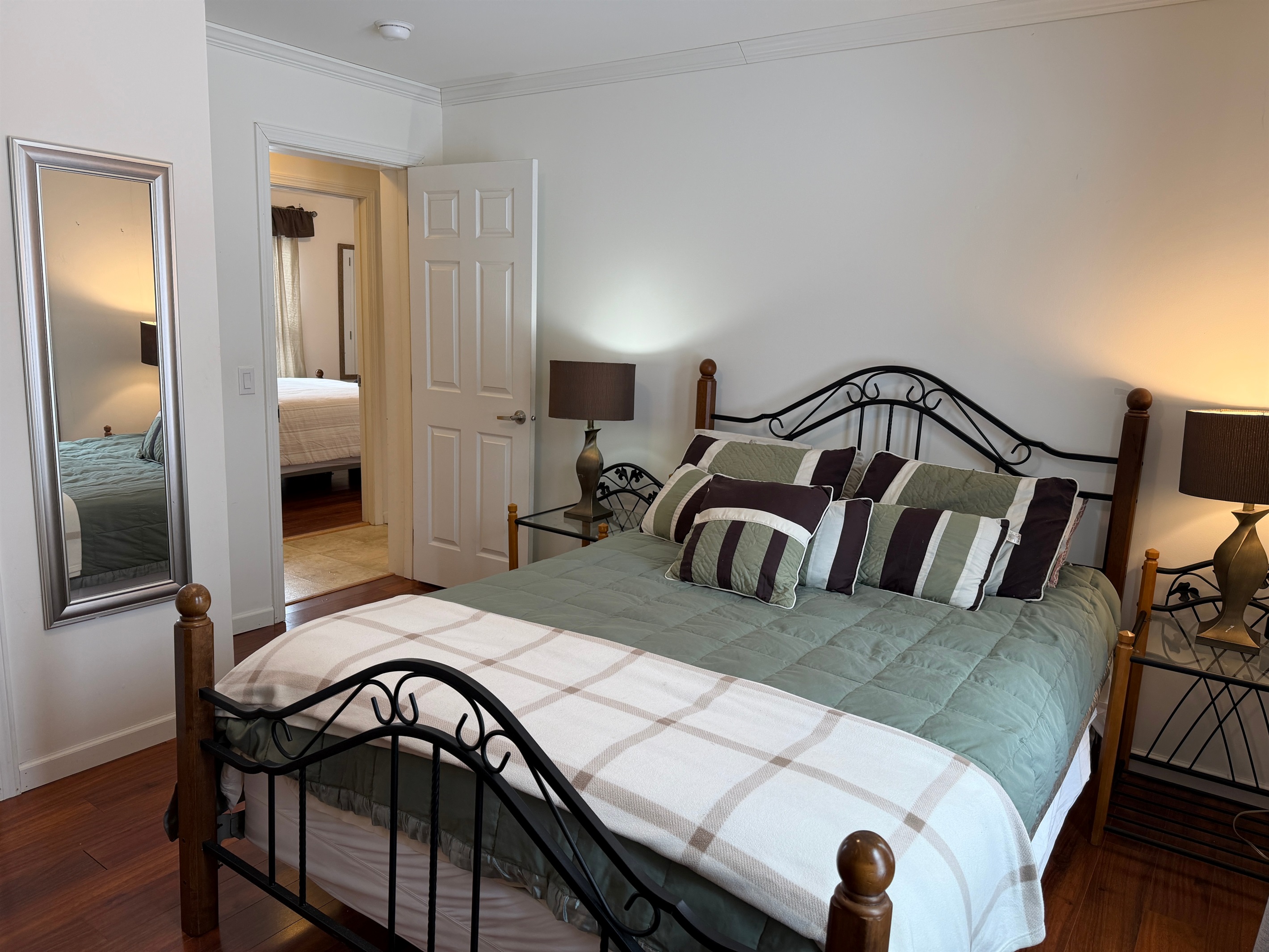 Queen bedroom #1 with SmartTV.