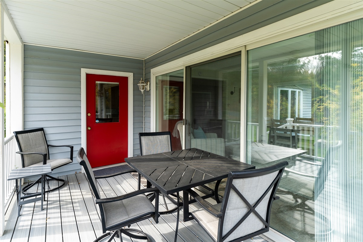 Relaxing side deck with seating for 4