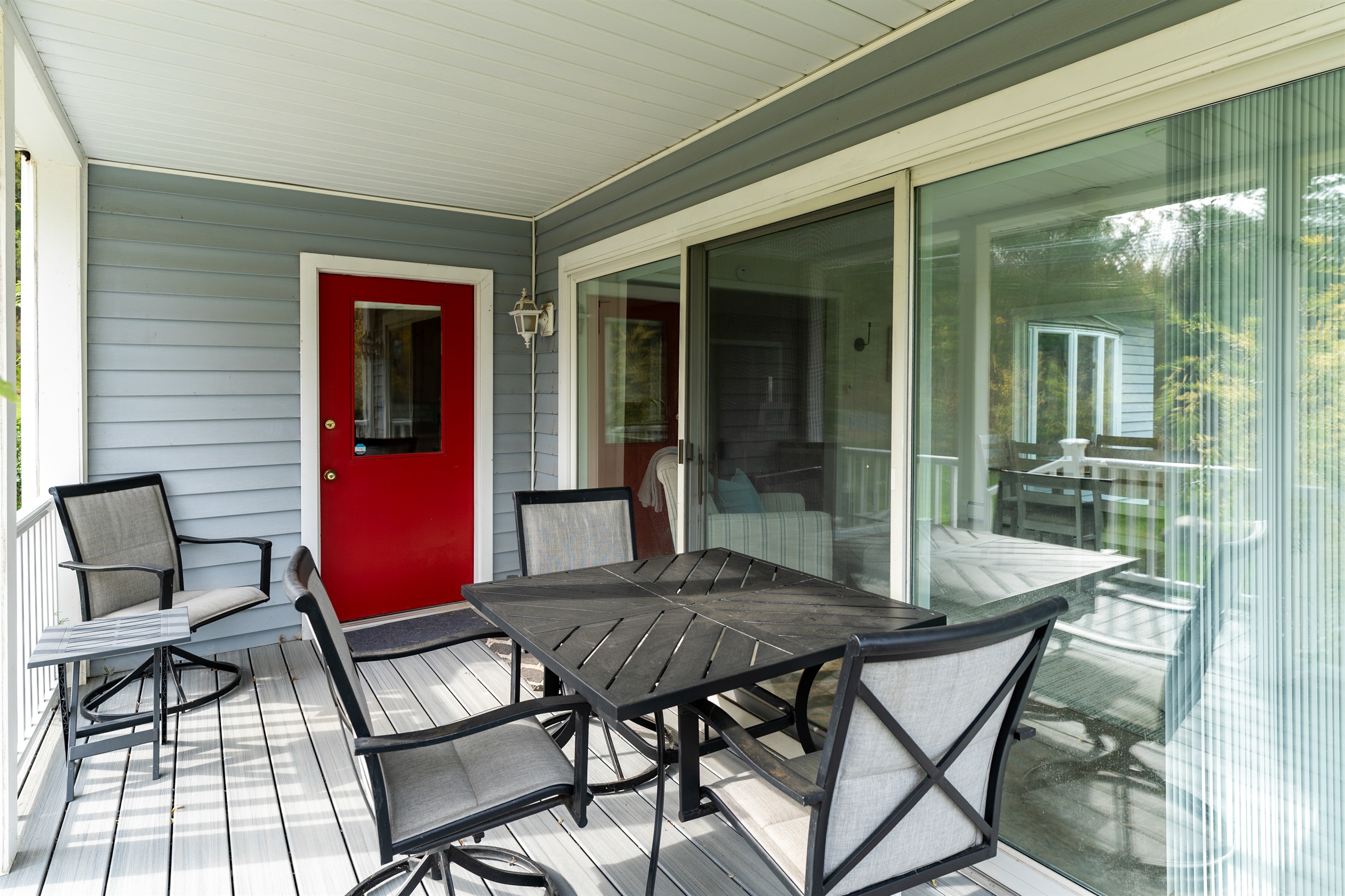 Relaxing side deck with seating for 4