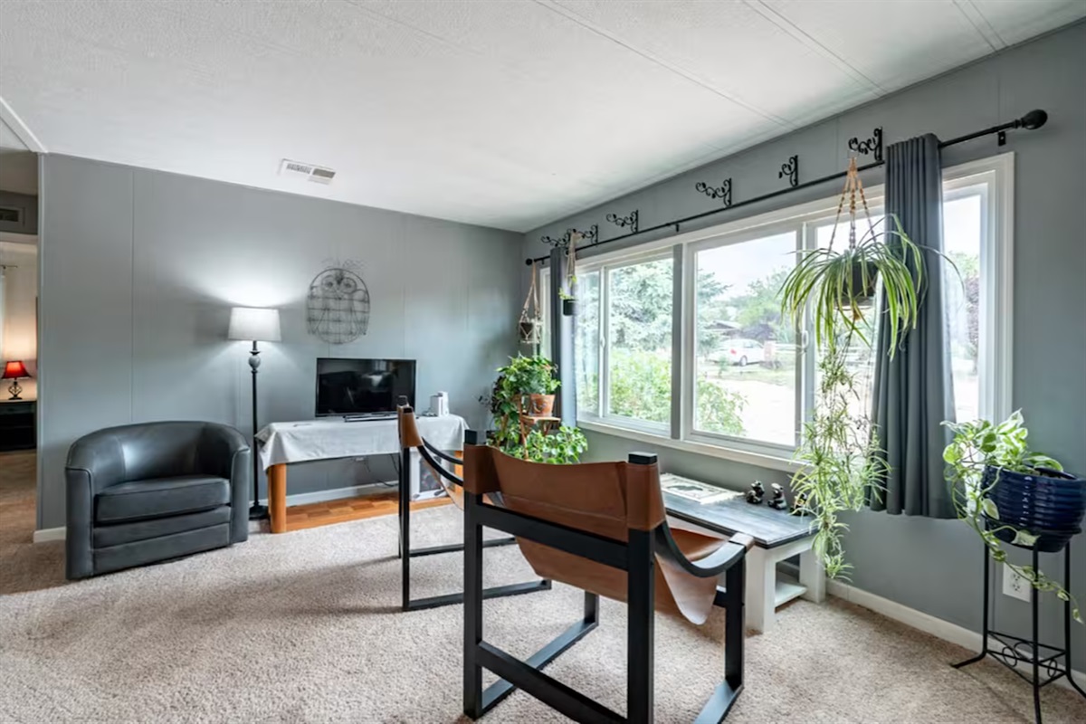 Relax and have fun in the front room—sing karaoke, play Wii or board games, and enjoy beautiful views through the large windows.