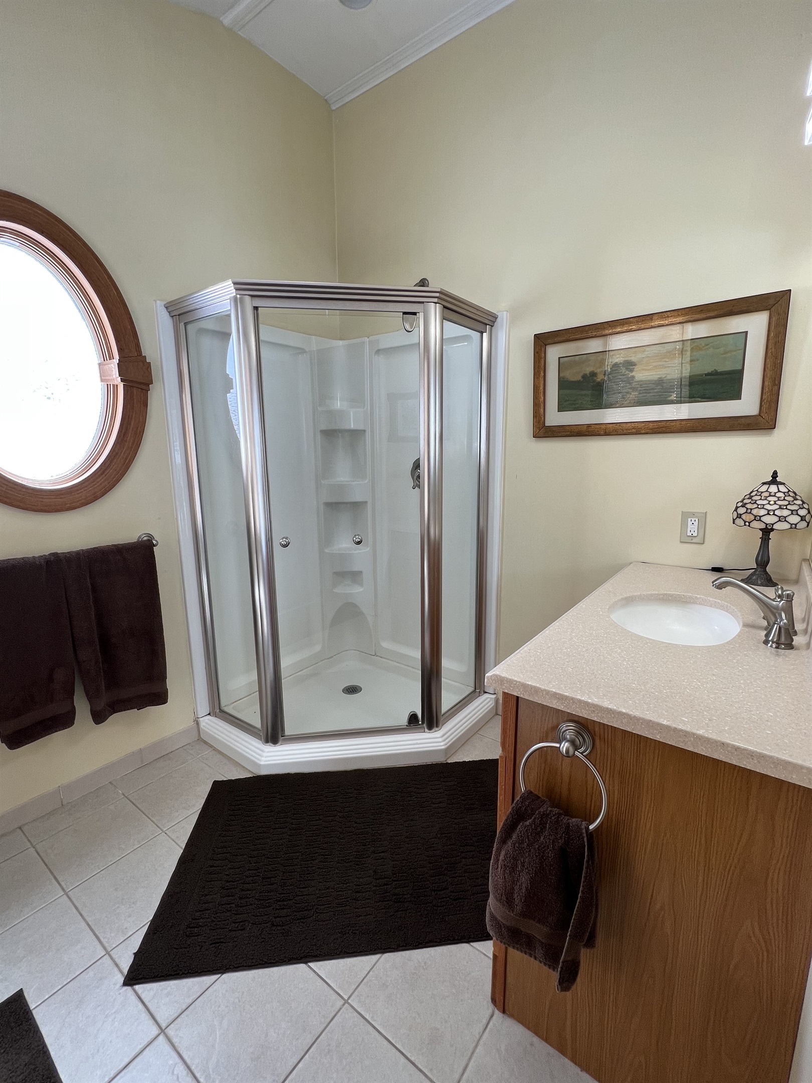 1st floor bath w/ shower