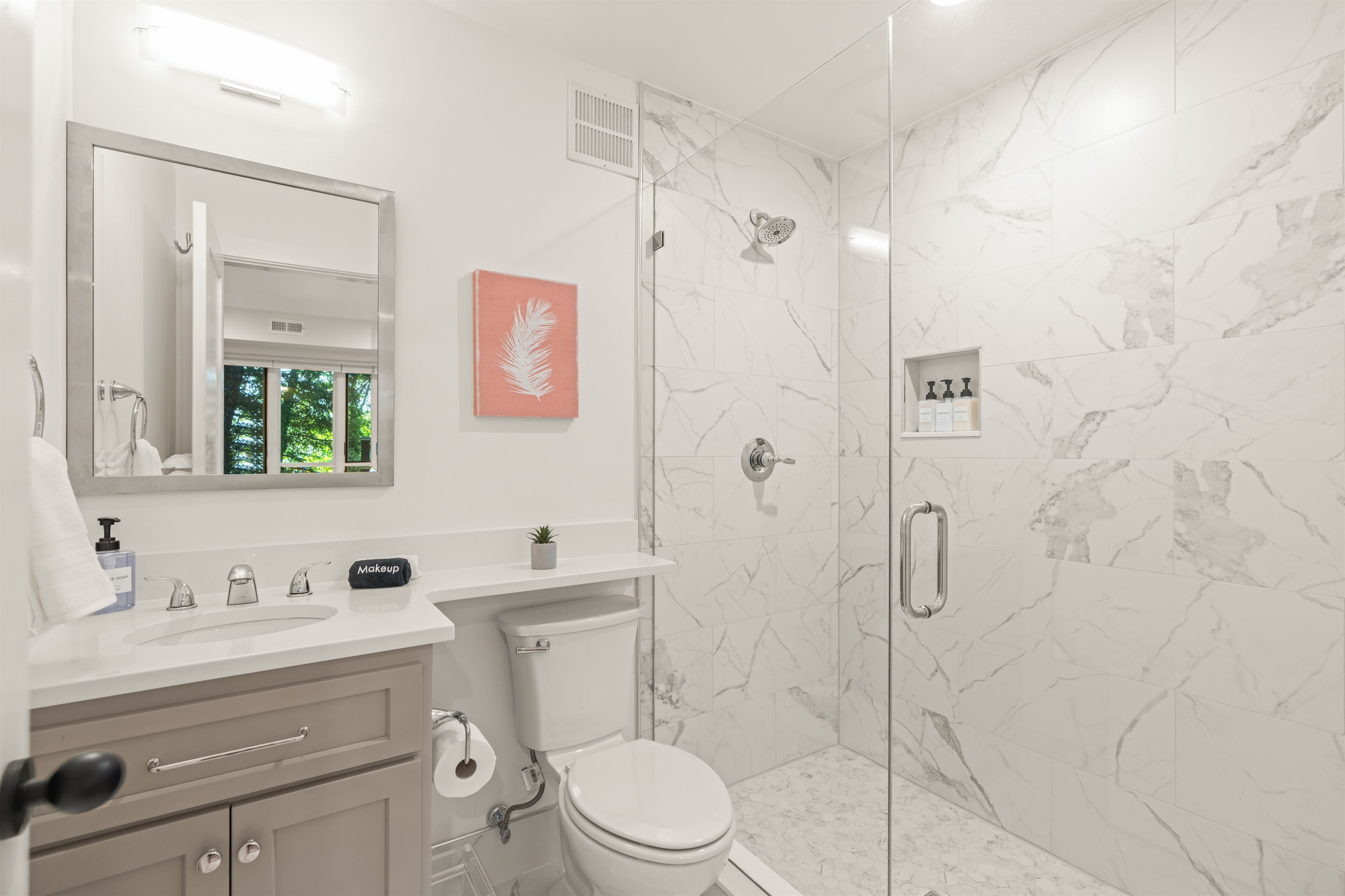 Ensuite bathroom to BR6
