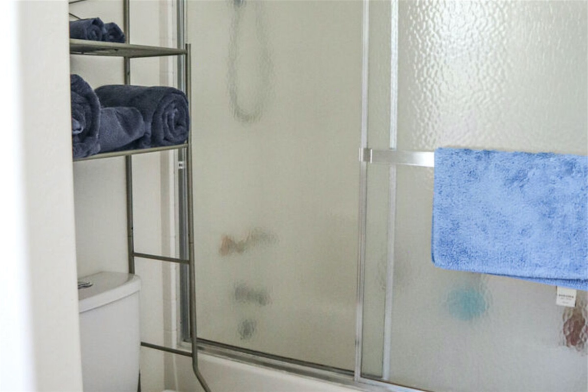 Bathroom 3 with a tub/shower combo.