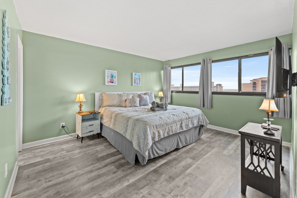 Spacious Main Bedroom with king bed and ensuite