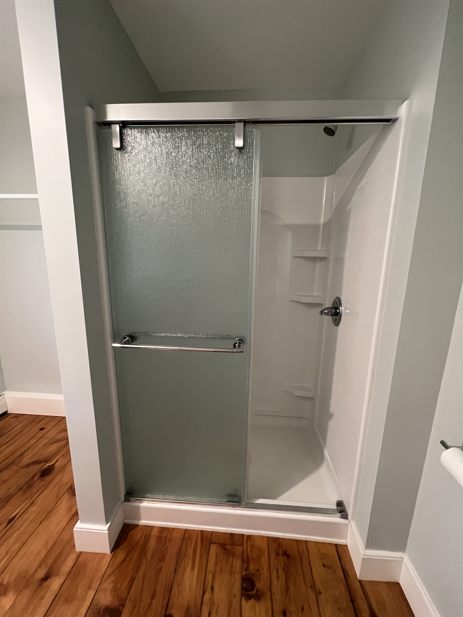 Cloverleaf Farm 2nd floor primary bedroom #2 en-suite bathroom with shower.