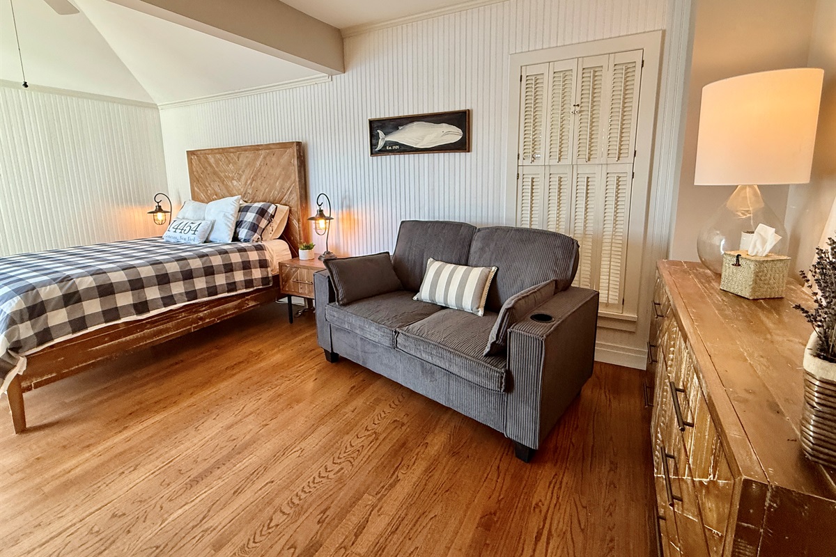 Master Queen Bed, TV and Double Pullout