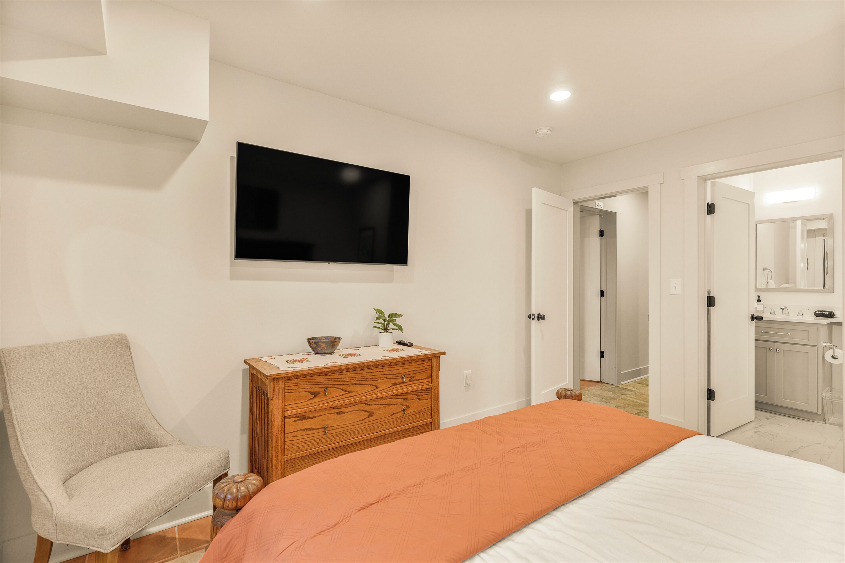 BR6: Queen bedroom with ensuite bathroom, downstairs
