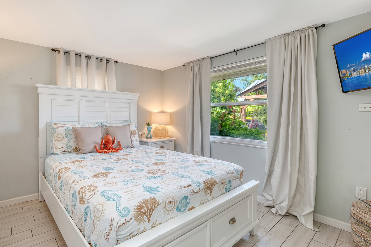 Queen Bedroom 