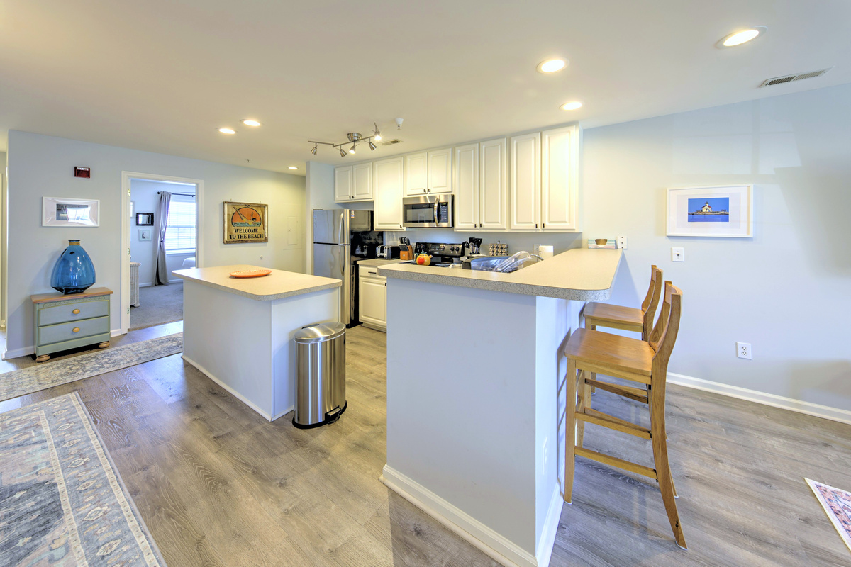 Kitchen: Bright and inviting space with modern appliances and a stylish breakfast bar for gatherings!