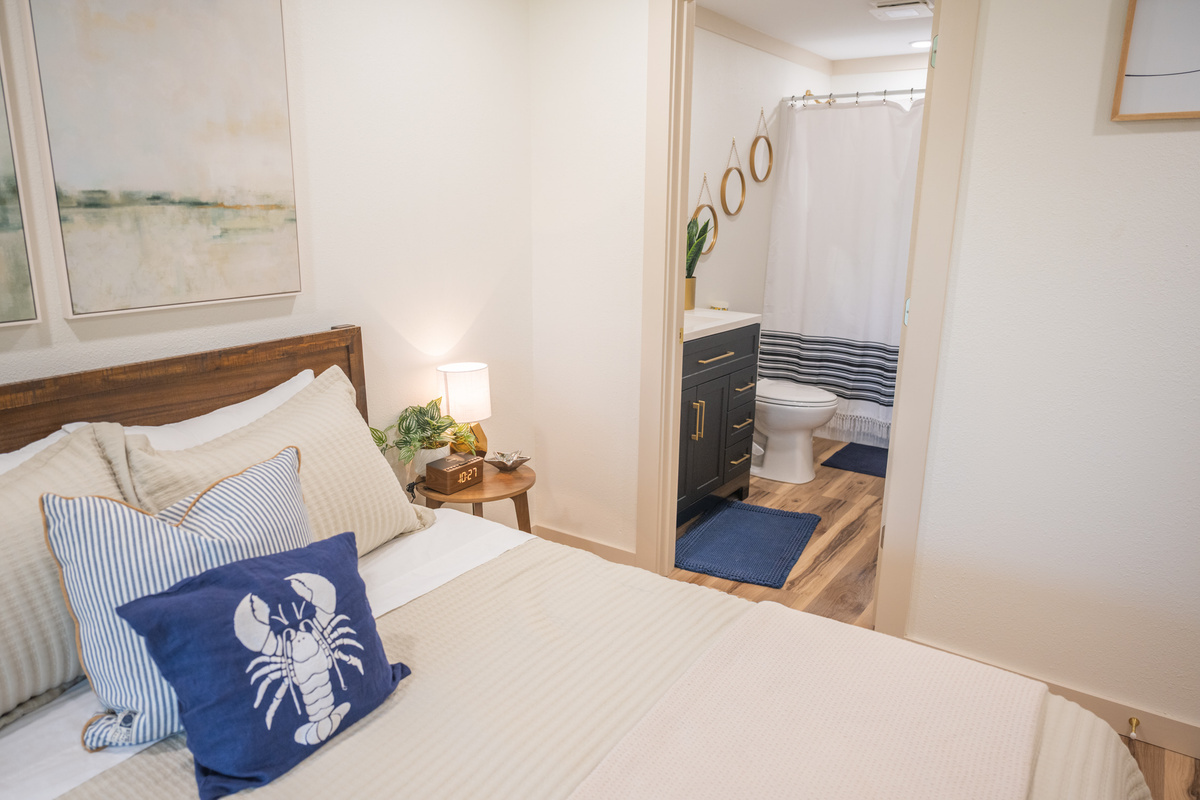 Queen Bedroom 1 w/ full ensuite bath w/ tub/shower combo
