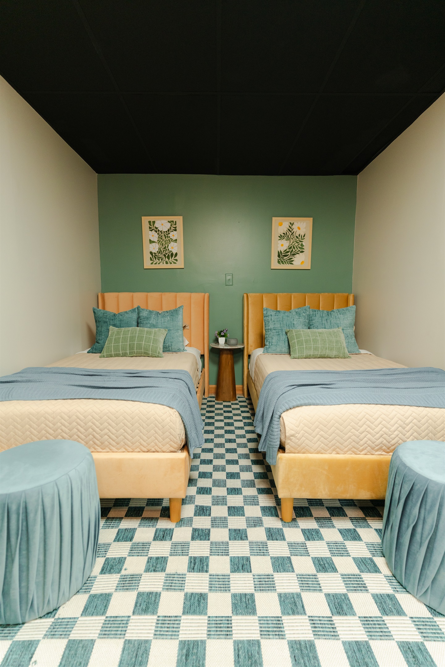 This room offers two separate beds and a cozy setup for a comfortable stay.