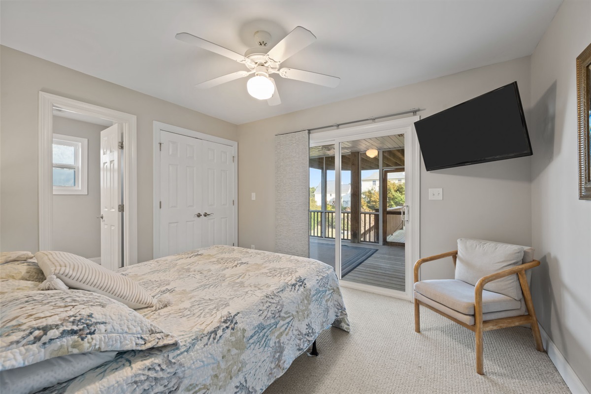 Bedroom 2 w/ ensuite bathroom, closet and private screened in porch