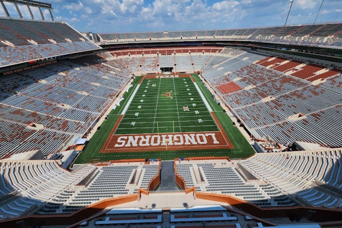 6 mins walk to UT football stadium