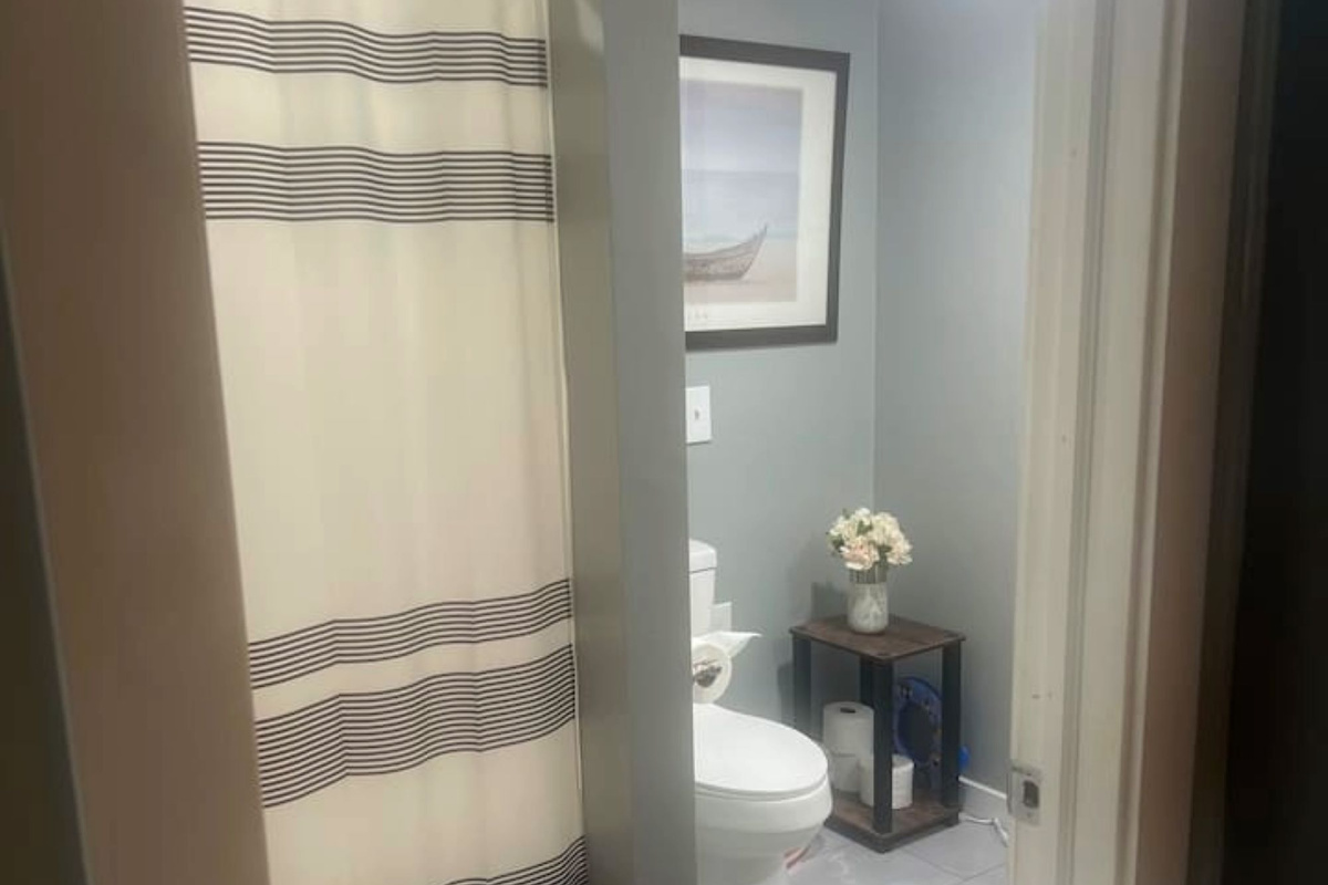 Tub/Shower main floor full bath