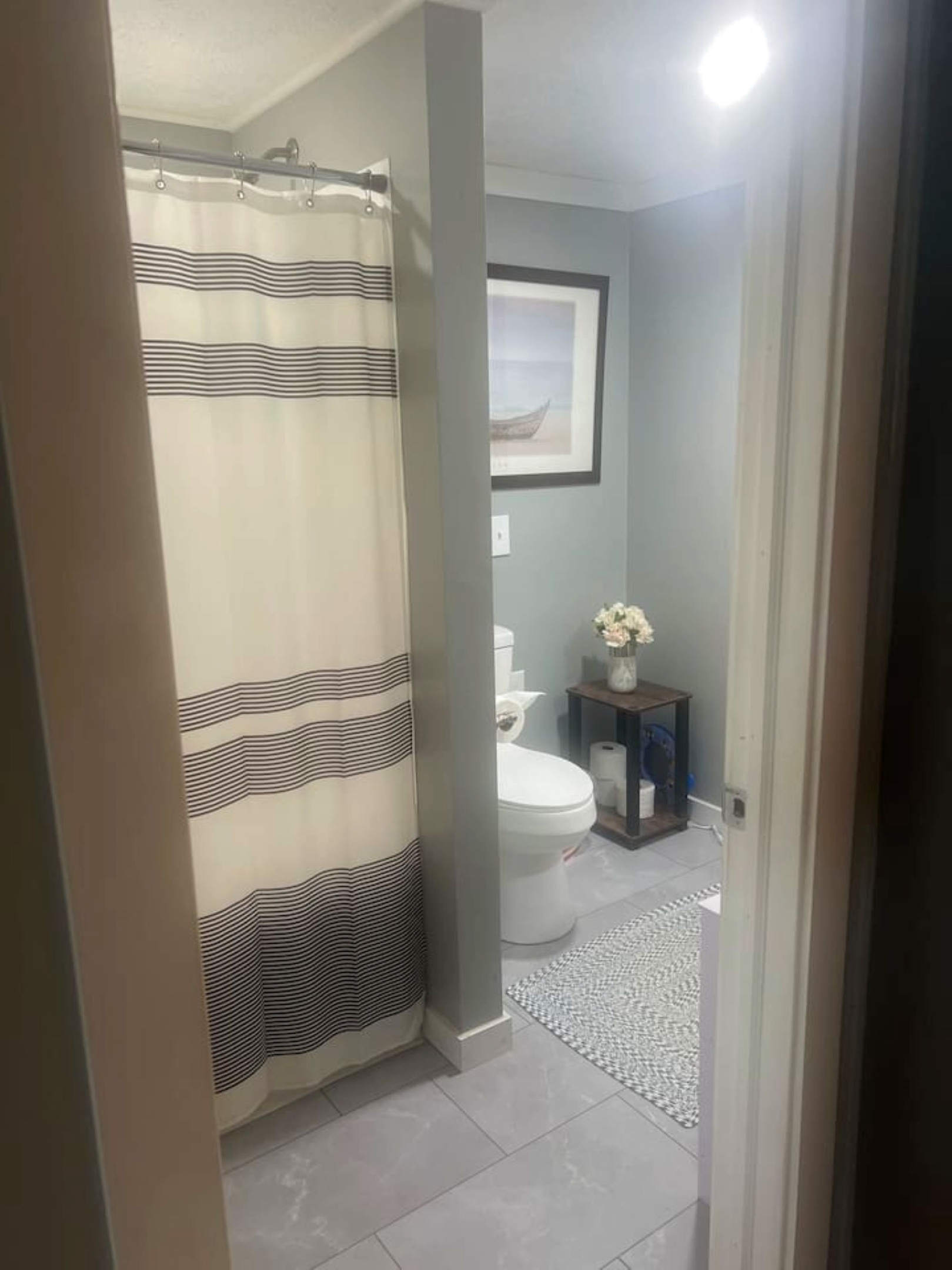 Tub/Shower main floor full bath