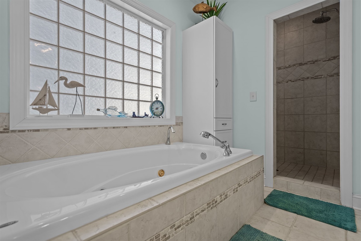 1st floor bedroom 1 en suite master bath with jet jacuzzi tub