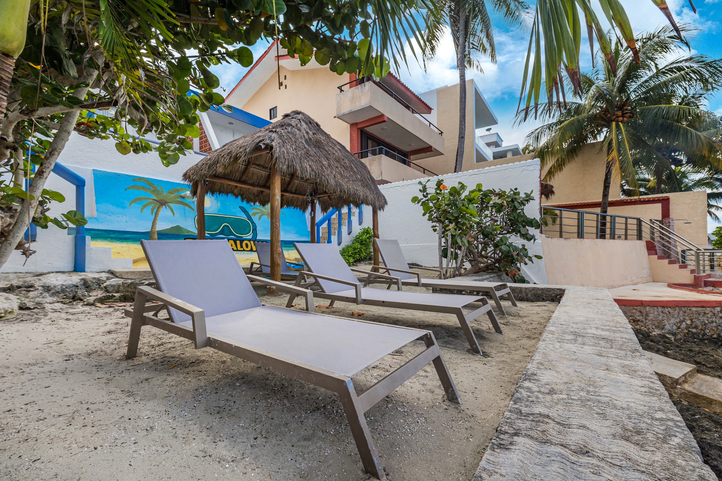 Fully Equipped Beach shared with Bungalows
