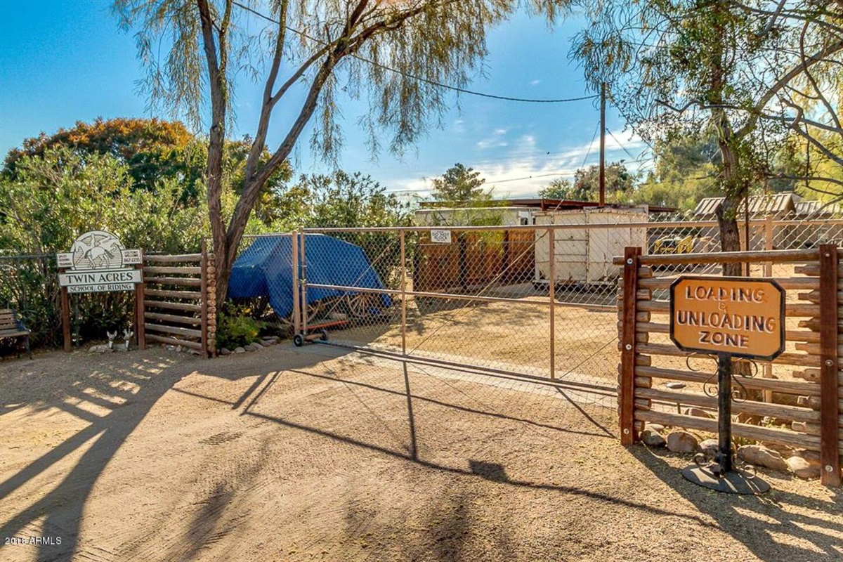 Loading zone for horse trailers