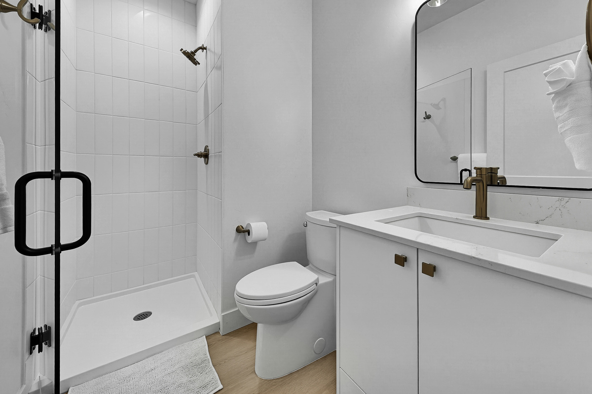 Main floor full bathroom