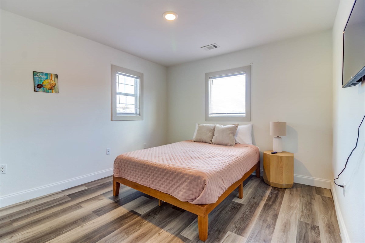 Secondary bedroom w/ queen bed 